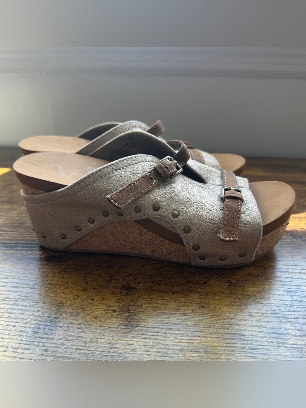 Very G Bellvue Sandal 7‎ Tan Brown Wedge Buckle Stud Detail Boho Western Comfort
